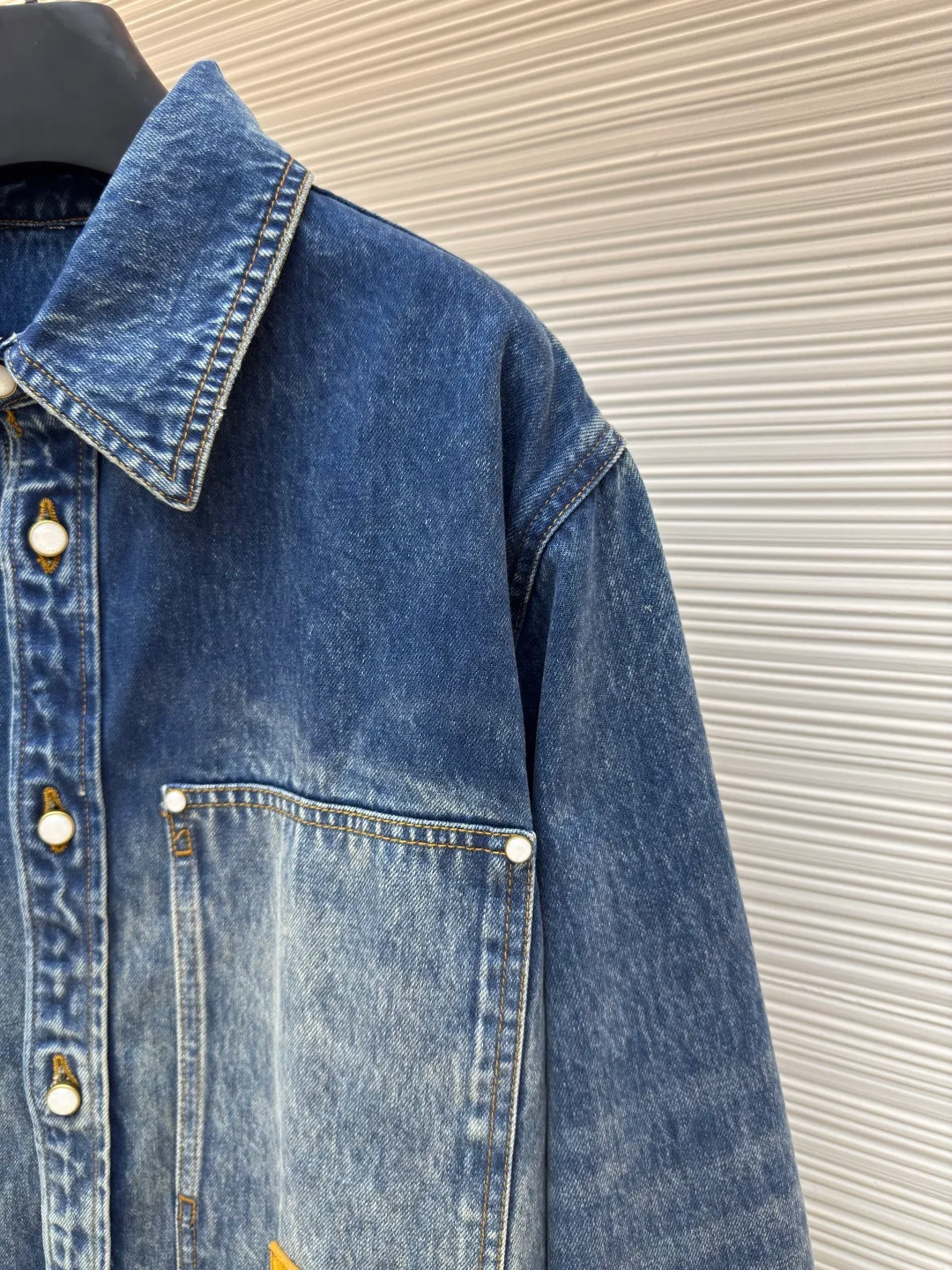 LOUIS VUITTON sun-faded denim jacket ●Authentic product: purchased and developed for 18700 ●Item number: 1680026-B85 ●Material: denim denim ●Technology: sun-faded ●Version: fitted version ●Size: 46-48-50-52 ●Weight: about 1250g ●Description: Classic blue, distressed and faded, full of retro tones, like something out of a 90s fashion magazine. Wear it, casual and comfortable, full of relaxation, and easily create a fashionable atmosphere. The fabric is soft and elastic, allowing you to move freely while wearing it, and it will carry the wind when you walk. The three-dimensional tailoring fits the shape of the legs, hides the flesh and makes the legs straight, and can be controlled by both pear-shaped and rectangular figures. The overall wiring is straight and delicate, the fabric is comfortable and soft, and the color is consistent without color difference. It can be matched with the same style to create a fashionable look and control various occasions. Customized accessories, complete with three standards, same style for men and women!